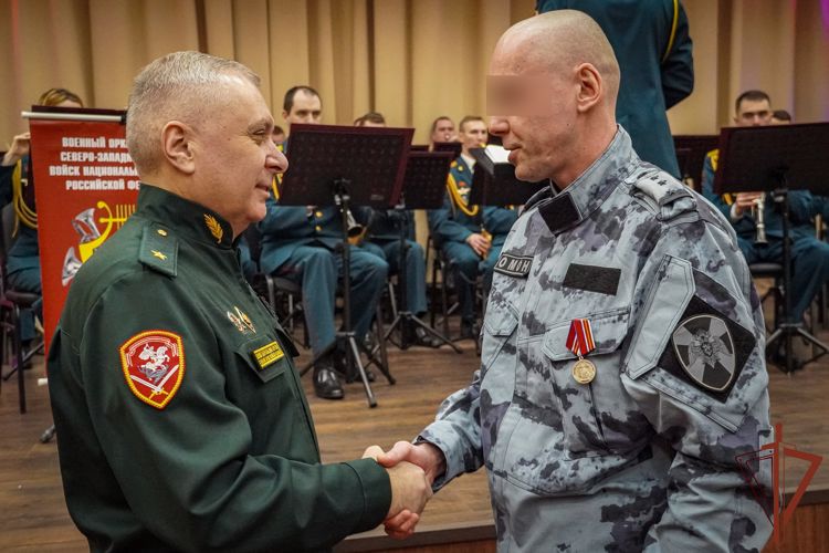Командующий Северо-Западным округом Росгвардии  наградил отличившихся сотрудников инженерных подразделений