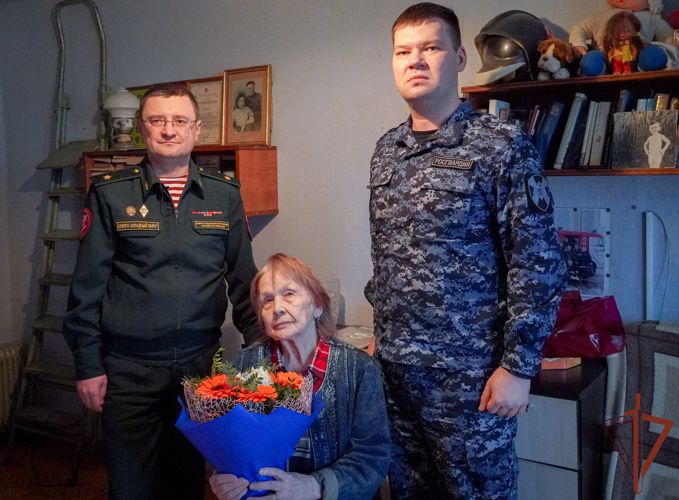 Росгвардейцы поздравили жительницу блокадного Ленинграда