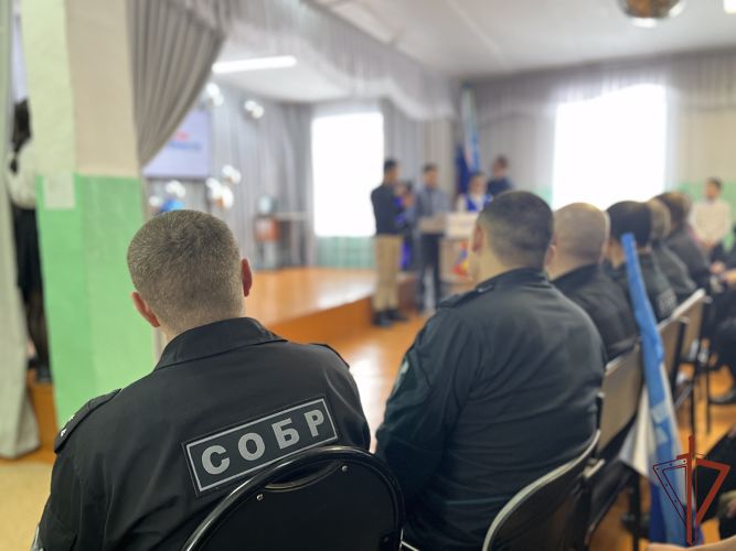 Дети с ограниченными возможностями здоровья поздравили тувинский СОБР с юбилеем