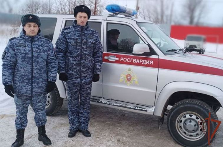 Супружеская пара из Ульяновска поблагодарила росгвардейцев за оказанную  в сложной ситуации помощь