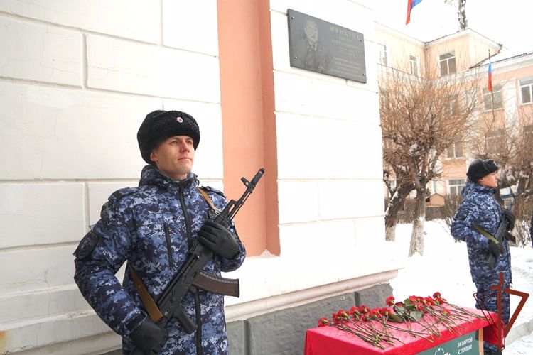   Погибшему росгвардейцу открыли мемориальную доску в Улан-Удэ 