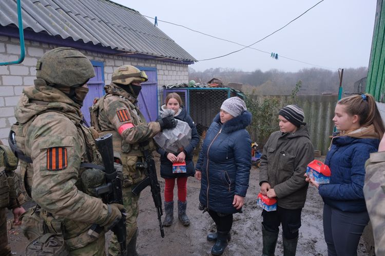 Росгвардейцы оказывают помощь жителям ЛНР и поздравляют их с наступившим Новым годом