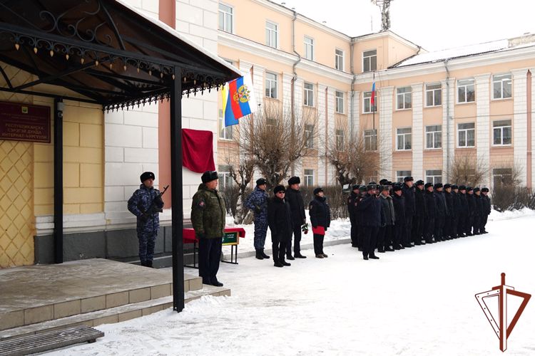   Погибшему росгвардейцу открыли мемориальную доску в Улан-Удэ 