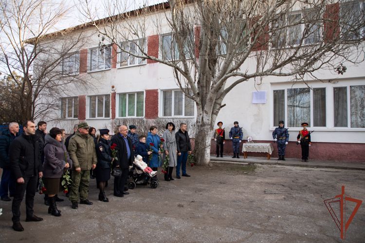 В Крыму открыли памятную доску военнослужащему Росгвардии, погибшему в ходе СВО