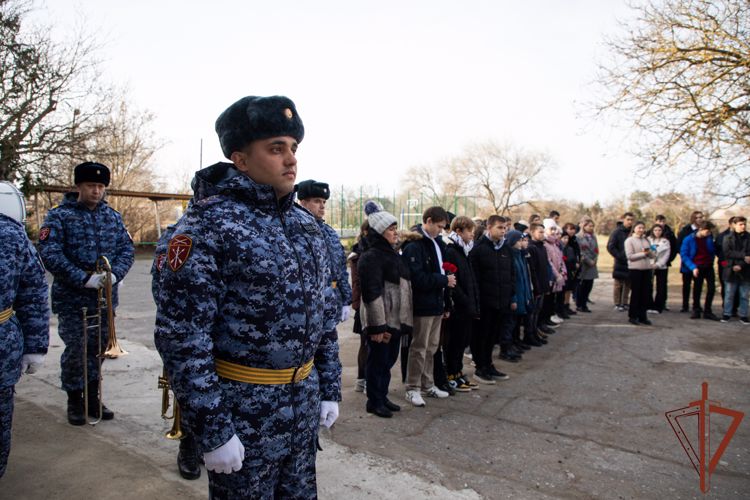 В Крыму открыли памятную доску военнослужащему Росгвардии, погибшему в ходе СВО