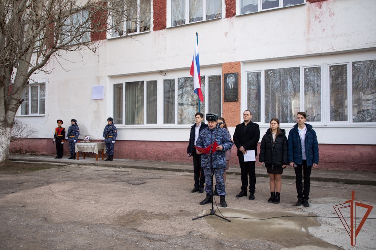 В Крыму открыли памятную доску военнослужащему Росгвардии, погибшему в ходе СВО