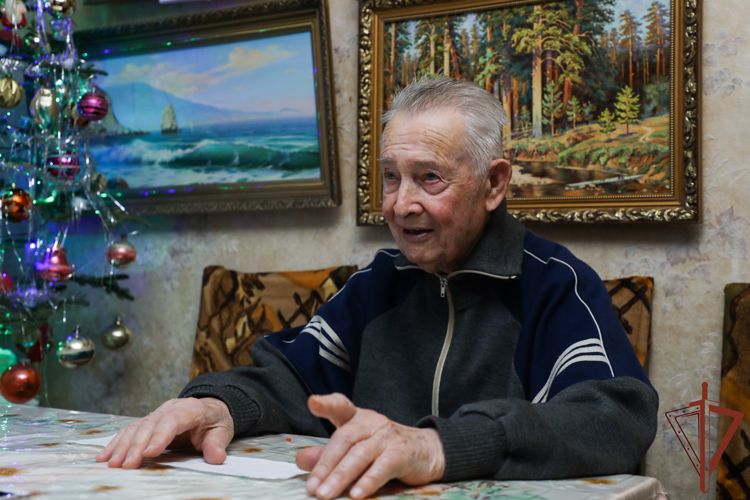 В Крыму представители Росгвардии поздравили с рождеством христовым участника Великой Отечественной войны 