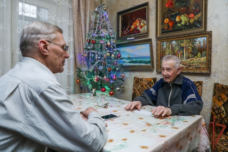 В Крыму представители Росгвардии поздравили с рождеством христовым участника Великой Отечественной войны 