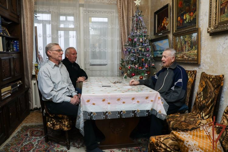 В Крыму представители Росгвардии поздравили с рождеством христовым участника Великой Отечественной войны 