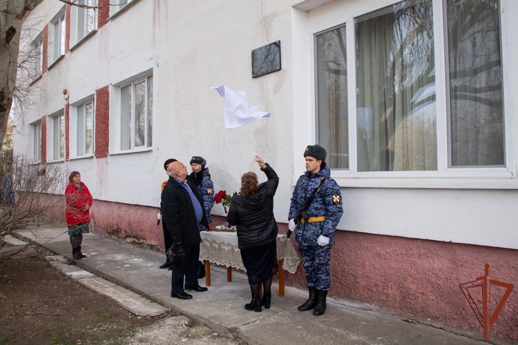 В Крыму открыли памятную доску военнослужащему Росгвардии, погибшему в ходе СВО