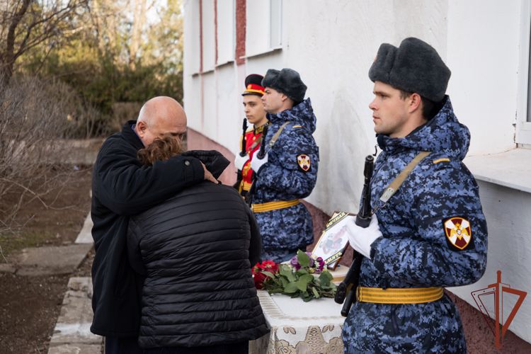 В Крыму открыли памятную доску военнослужащему Росгвардии, погибшему в ходе СВО