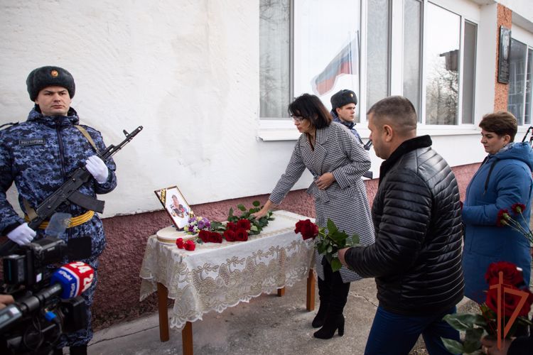 В Крыму открыли памятную доску военнослужащему Росгвардии, погибшему в ходе СВО