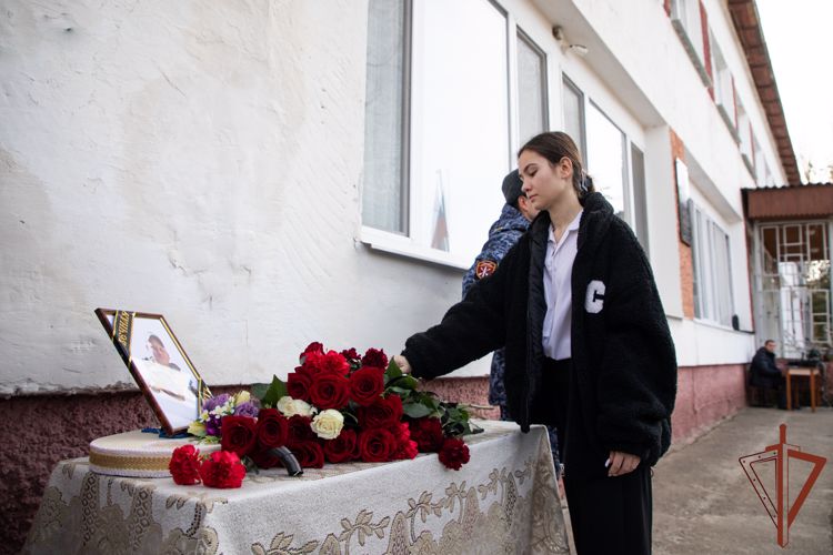 В Крыму открыли памятную доску военнослужащему Росгвардии, погибшему в ходе СВО