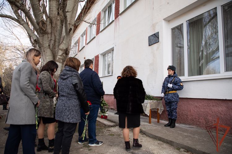 В Крыму открыли памятную доску военнослужащему Росгвардии, погибшему в ходе СВО