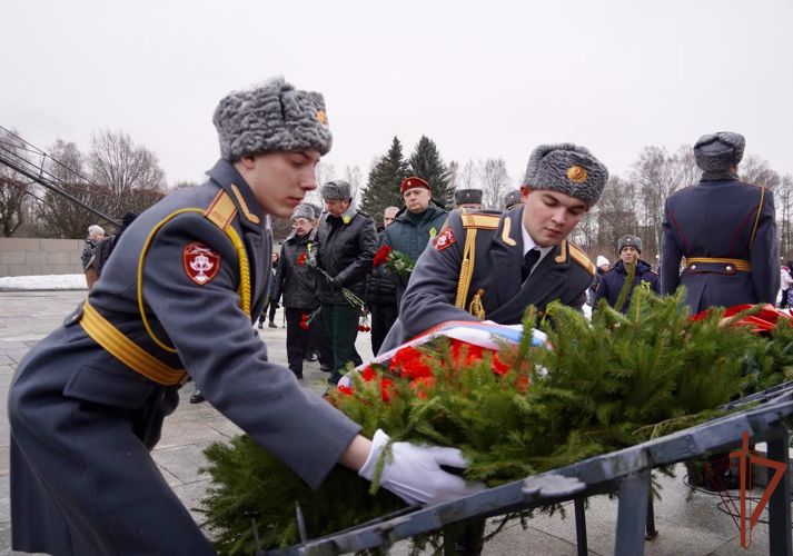 Офицеры Северо-Западного округа Росгвардии почтили память защитников и мирных жителей блокадного Ленинграда