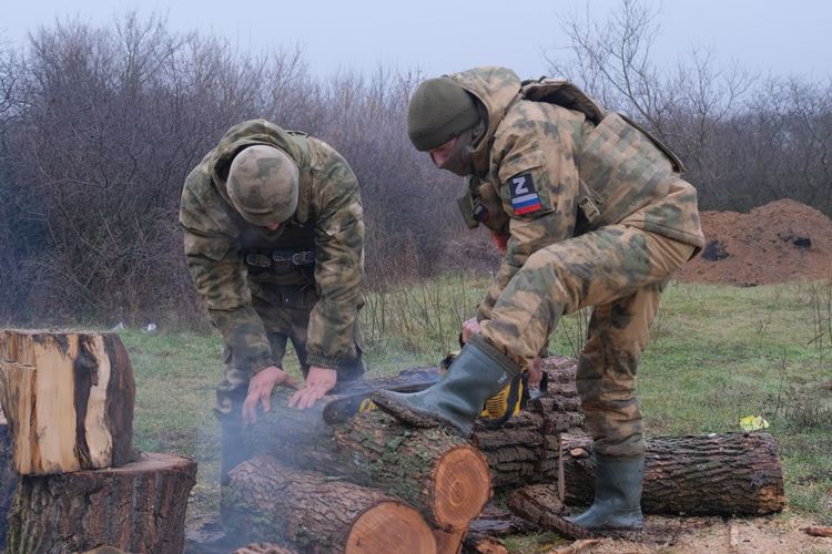 Росгвардейцы оказывают помощь жителям ЛНР и поздравляют их с наступившим Новым годом