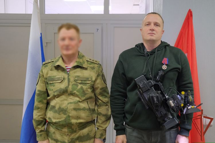 Командующий группировкой Росгвардии вручил награды журналистам, освещающим ход специальной военной операции