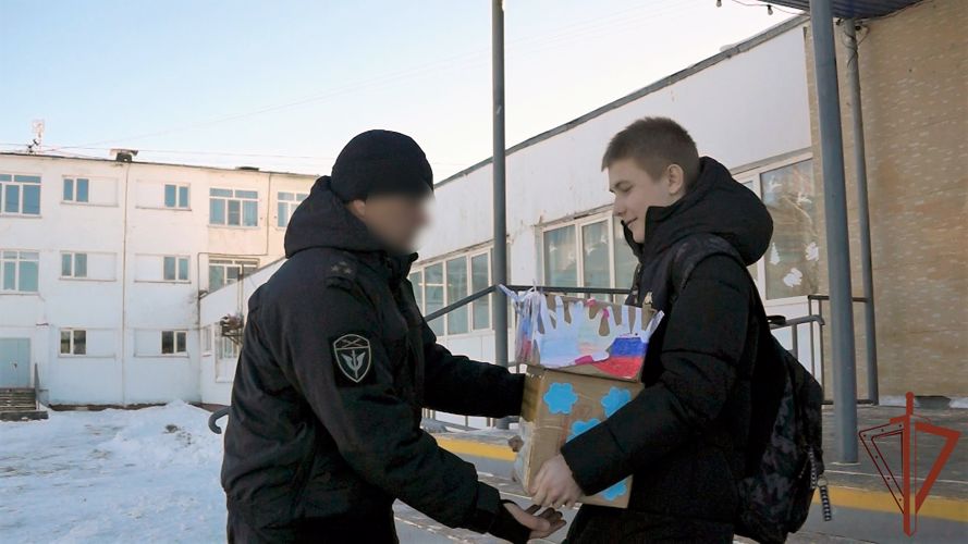 Юные хабаровчане при содействии росгвардейцев передали подарки сверстникам из Донбасса