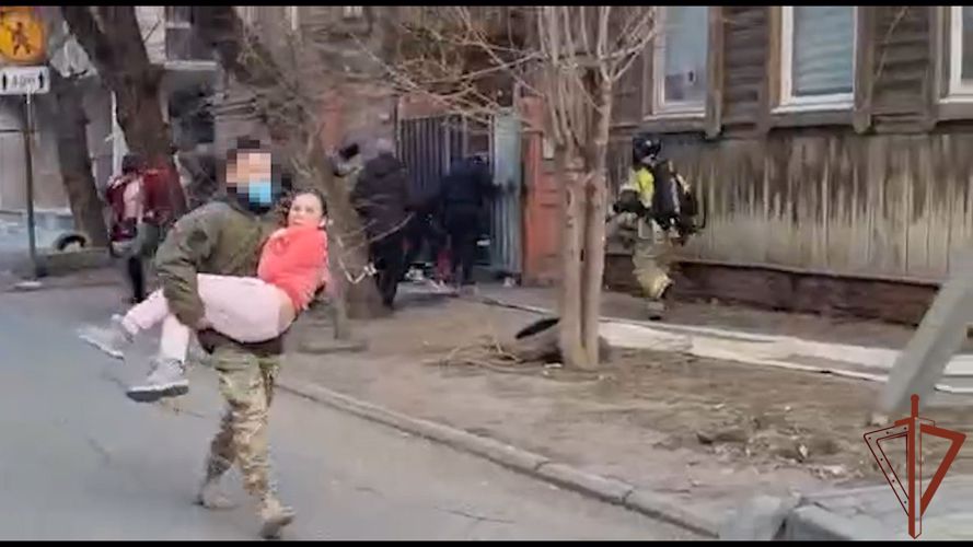 Астраханские росгвардейцы спасли 20 человек из горящего дома