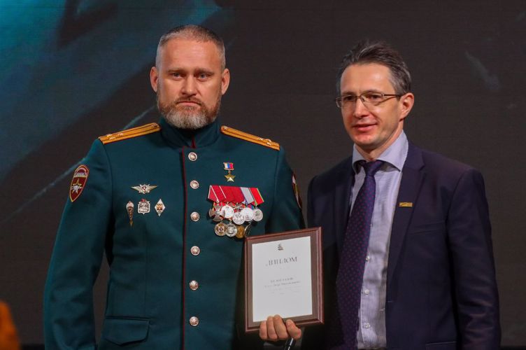 Заместитель директора Росгвардии генерал-полковник Игорь Ильяш вручил ведомственные медали представителям СМИ (видео)