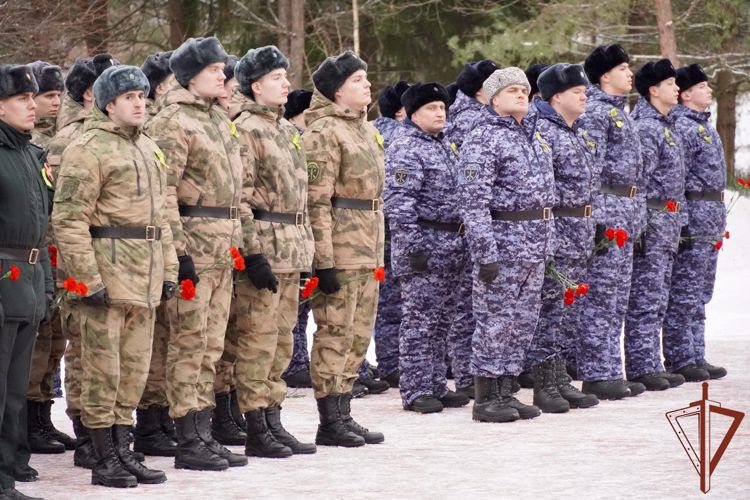 Память погибших защитников Ленинграда почтили военнослужащие Северо-Западного округа Росгвардии (видео)