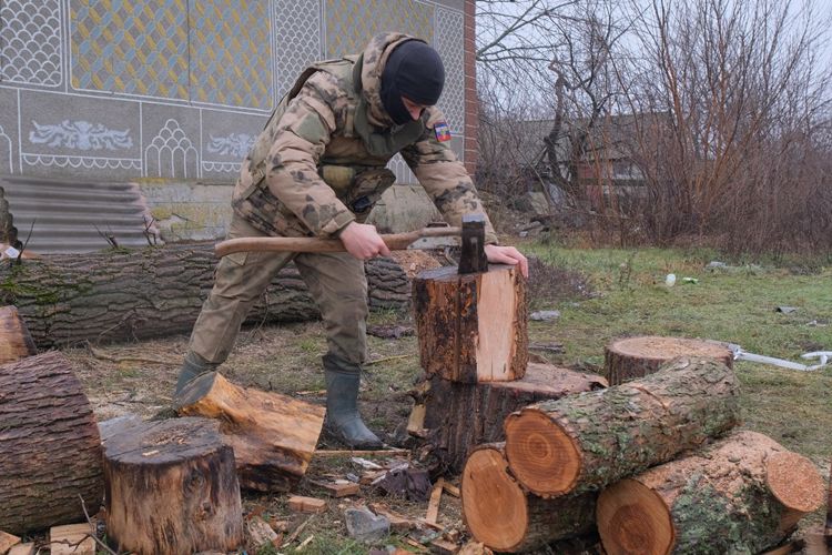 Росгвардейцы оказывают помощь жителям ЛНР и поздравляют их с наступившим Новым годом