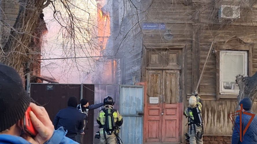 Астраханские росгвардейцы спасли 20 человек из горящего дома