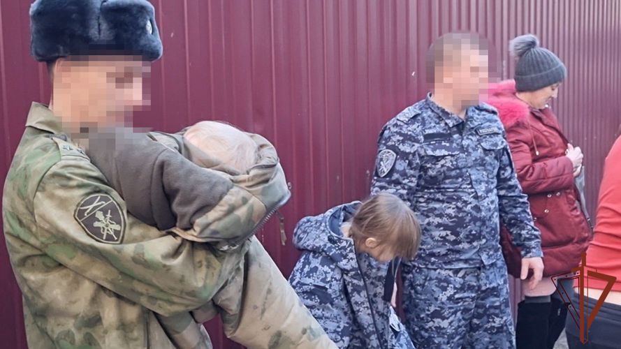 Астраханские росгвардейцы спасли 20 человек из горящего дома