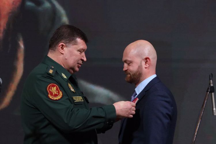 Заместитель директора Росгвардии генерал-полковник Игорь Ильяш вручил ведомственные медали представителям СМИ (видео)