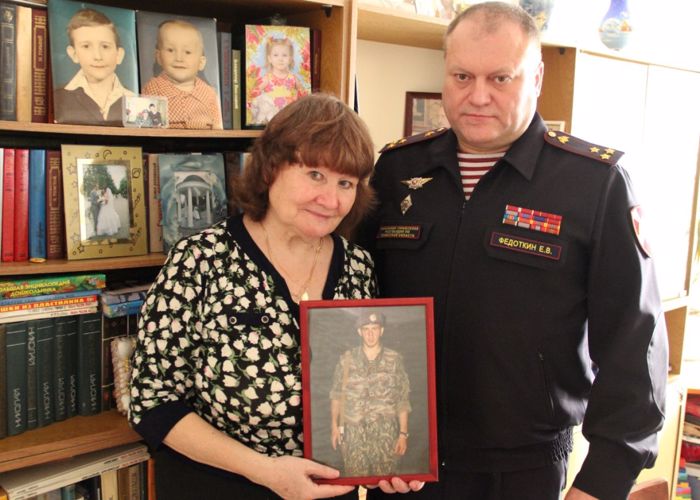 Семьи бойцов, в разные годы павших при выполнении служебного долга, поздравили с праздниками в Тюменской области 