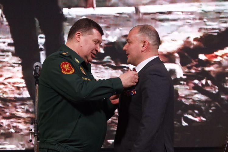Заместитель директора Росгвардии генерал-полковник Игорь Ильяш вручил ведомственные медали представителям СМИ (видео)