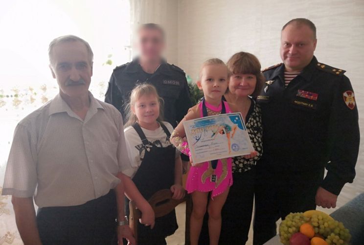 Семьи бойцов, в разные годы павших при выполнении служебного долга, поздравили с праздниками в Тюменской области 