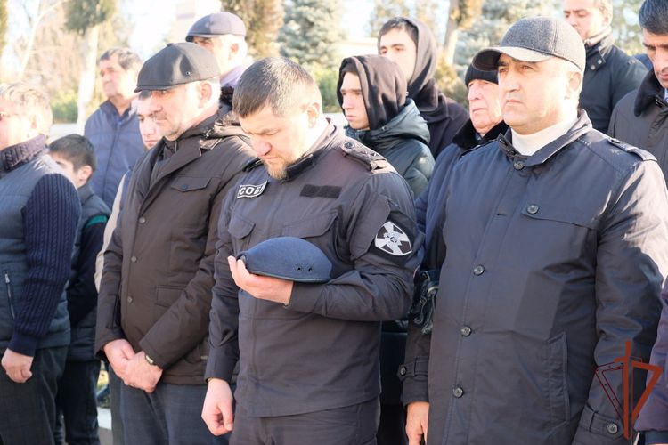 Память погибшего бойца СОБР Росгвардии увековечена в Дагестане