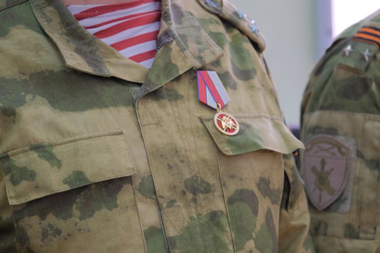 Командующий группировкой Росгвардии вручил награды офицерам, отличившимся в ходе специальной военной операции