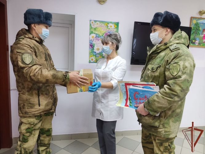 Дед Мороз специального назначения приехал к постояльцам дома-интерната для престарелых и инвалидов в Томской области