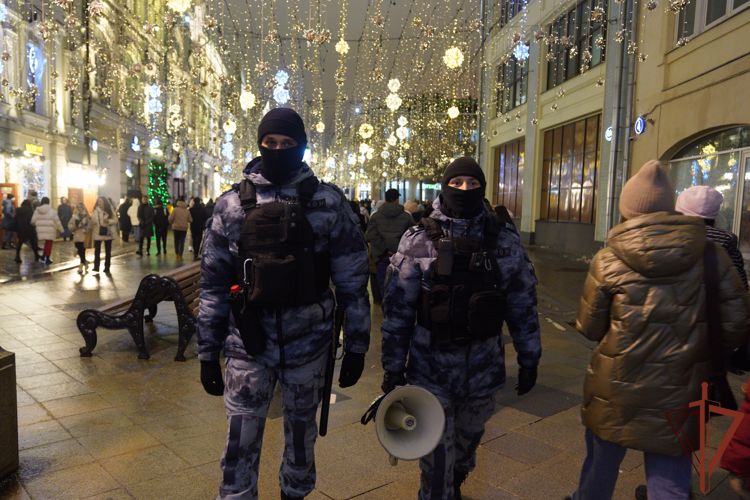  СТОЛИЧНЫЕ РОСГВАРДЕЙЦЫ ОБЕСПЕЧИВАЮТ ПРАВОПОРЯДОК ВО ВРЕМЯ НОВОГОДНИХ ПРАЗДНИКОВ 