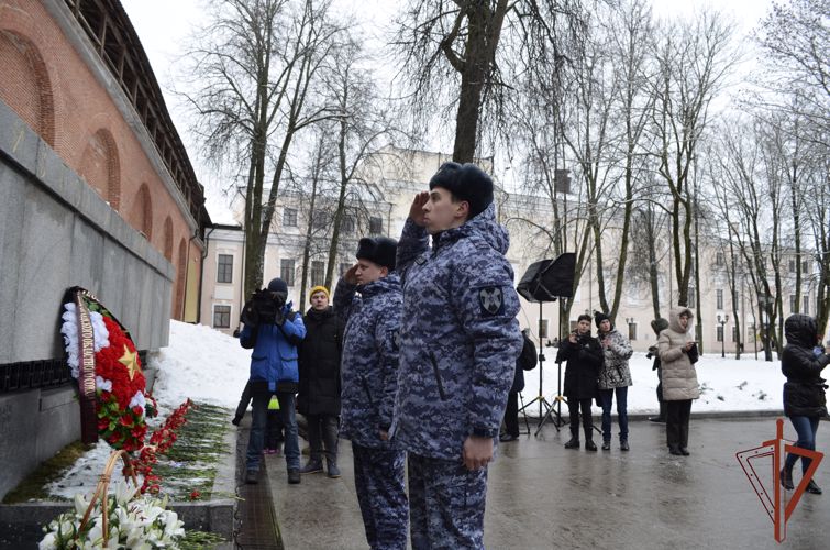 Росгвардейцы приняли участие в митинге, посвященном 79-й годовщине со дня освобождения Новгорода от немецко-фашистских захватчиков