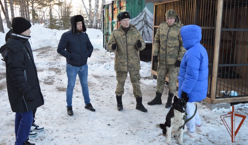 Кинологи Росгвардии организовали познавательную встречу воспитанников детского дома с четвероногими питомцами в Тюменской области