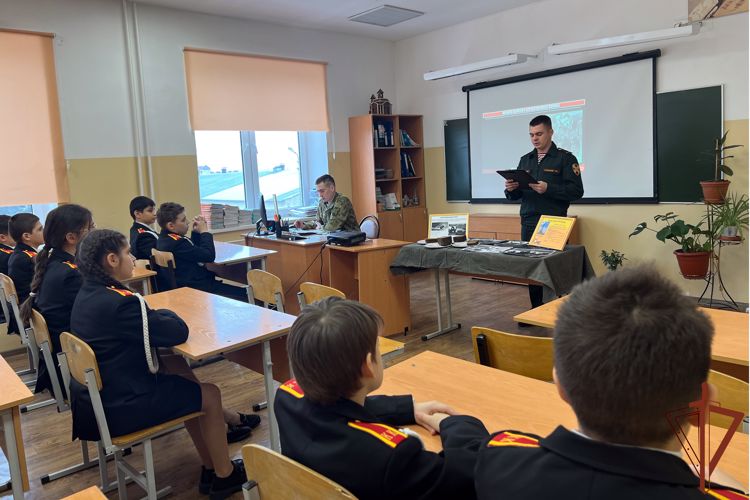 Патриотические мероприятия для учащихся ведомственной школы провели военнослужащие Росгвардии в Грозном 
