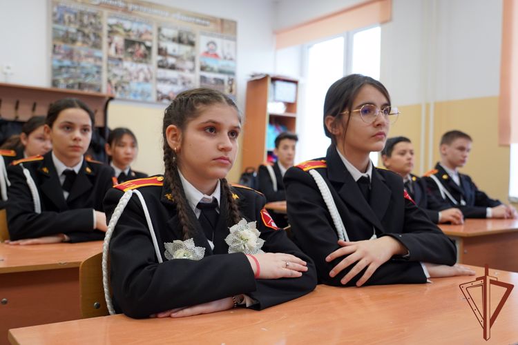 Патриотические мероприятия для учащихся ведомственной школы провели военнослужащие Росгвардии в Грозном 