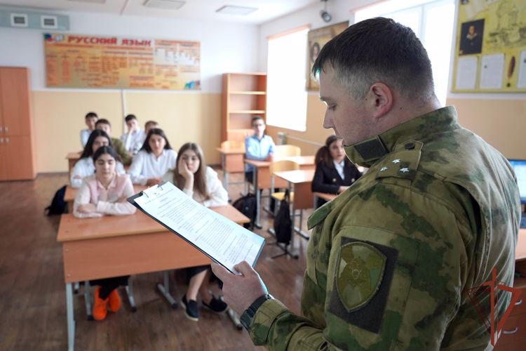 Патриотические мероприятия для учащихся ведомственной школы провели военнослужащие Росгвардии в Грозном 