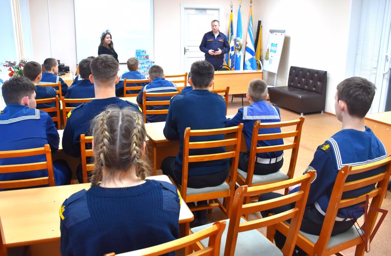 Росгвардейцы поздравили учащихся Архангельского морского кадетского корпуса с новогодними праздниками