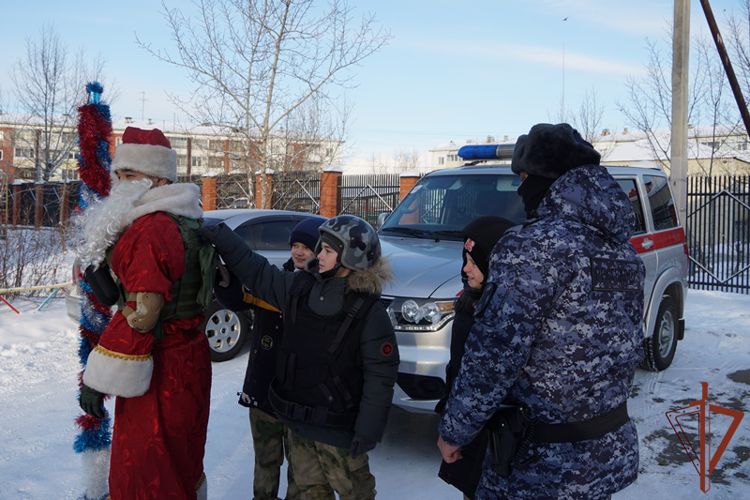 Дед Мороз специального назначения исполнил новогодние желания кадетов в Улан-Удэ