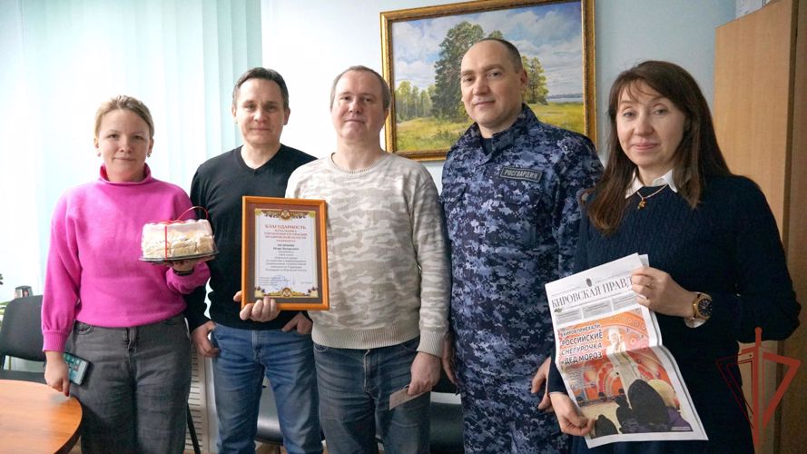 В Приволжском округе росгвардейцы поздравили журналистов с Днем российской печати