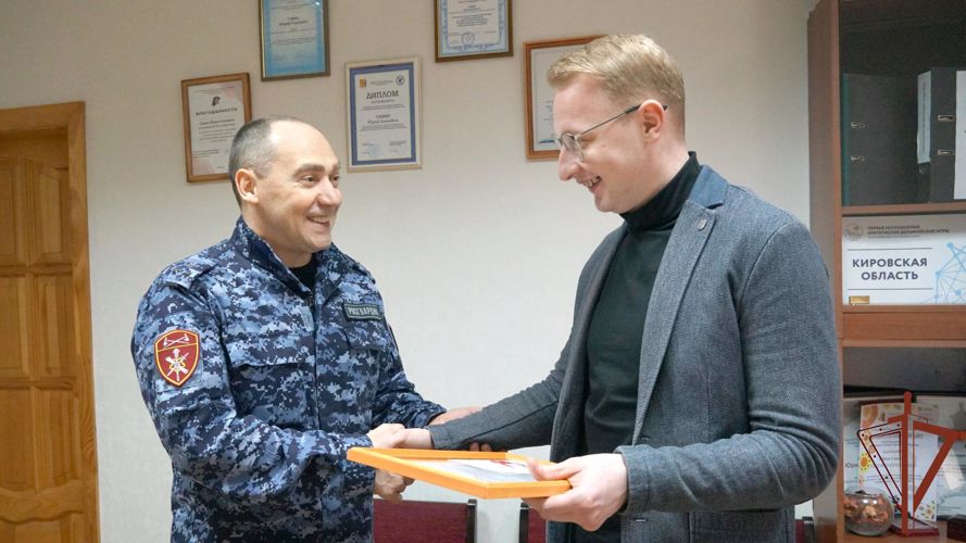 В Приволжском округе росгвардейцы поздравили журналистов с Днем российской печати