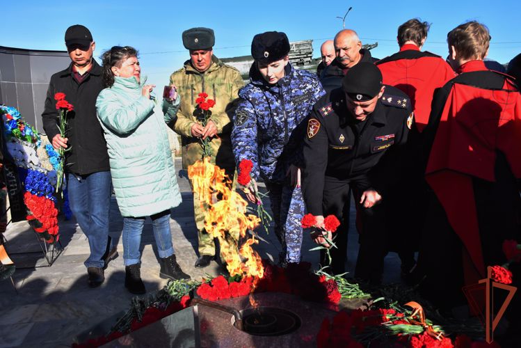 В Адыгее сотрудники Росгвардии приняли участие в митинге, посвященном Дню памяти воинов, погибших в локальных конфликтах