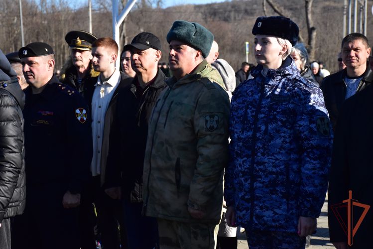 В Адыгее сотрудники Росгвардии приняли участие в митинге, посвященном Дню памяти воинов, погибших в локальных конфликтах