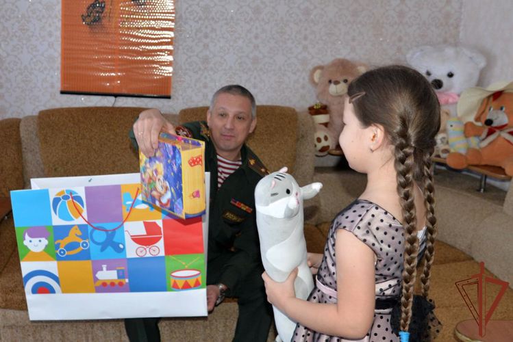 На Урале Дед Мороз специального назначения продолжает поздравлять детей 