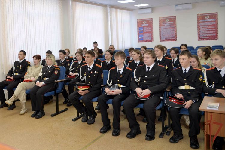 На Урале военнослужащие и сотрудники Росгвардии провели патриотические мероприятия со школьниками 