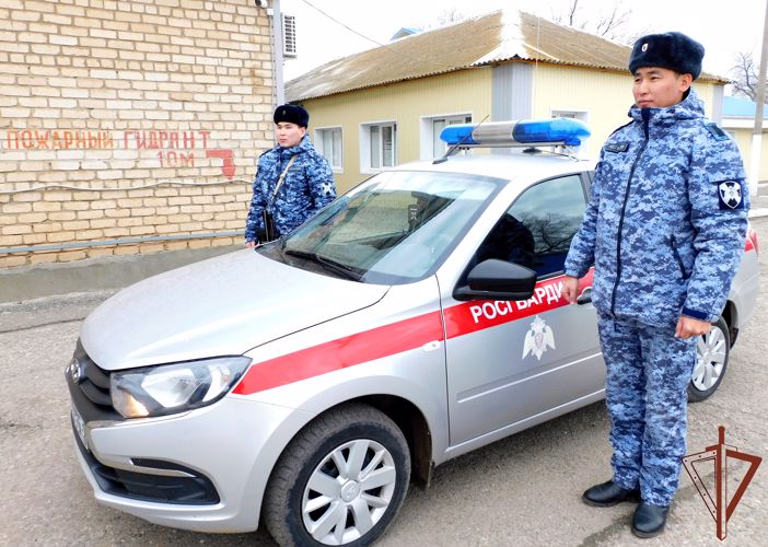 В Калмыкии росгвардейцы пришли на помощь жильцам дома, где вспыхнул пожар